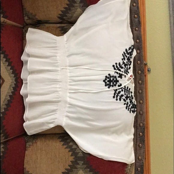 Pretty and lightweight black and white blouse - Picture 2 of 3